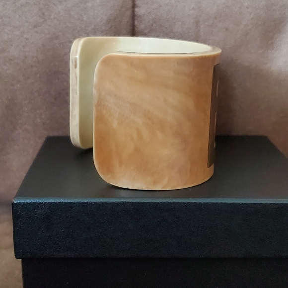 Authentic Fendi Cuff Bracelet Acrylic Brown - Picture 4 of 8